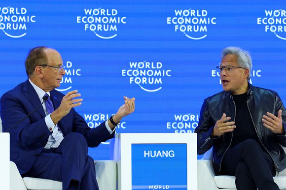 로렌스 D. 핑크 블랙록 회장 겸 CEO(왼쪽)와 젠슨 황 엔비디아 CEO가 21일(현지시간) 스위스 다보스에서 열리는 세계경제포럼 연차총회에서 대담하고 있다. [사진=연합뉴스]