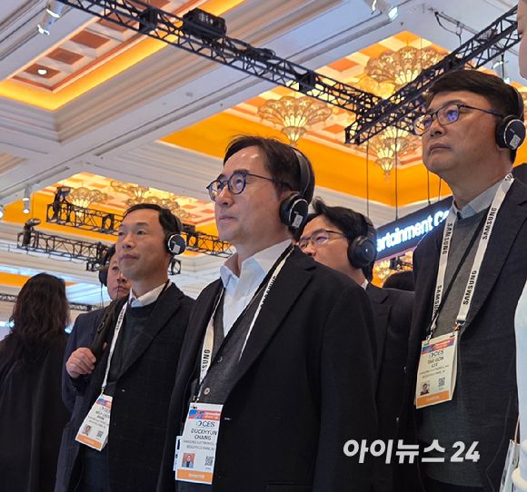 장덕현 삼성전기 사장이 지난 6일(현지시간) 미국 라스베이거스 윈 호텔에 마련된 삼성전자 단독 전시관을 살펴보고 있다.  [사진=박지은 기자]