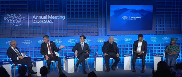 여한구 통상교섭본부장(가운데)이 22일(현지시간) 스위스 다보스에서 열린 세계경제포럼 연차총회 세션 무대에 오른 모습. [사진=세계경제포럼 홈페이지 캡처 ]