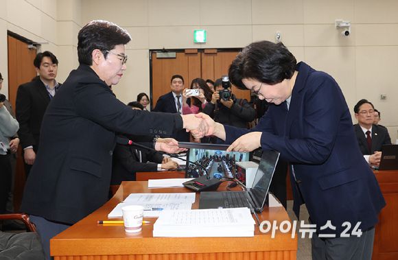 이혜훈 기획예산처 장관 후보자가 23일 오전 서울 여의도 국회 재정경제기획위원회에서 열린 인사청문회에서 임이자 위원장에게 선서문을 전달하고 있다. [사진=곽영래 기자]