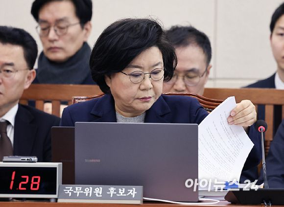 이혜훈 기획예산처 장관 후보자가 23일 오전 서울 여의도 국회 재정경제기획위원회에서 열린 인사청문회에서 천하람 개혁신당 의원에게 받은 비망록을 보고 있다.