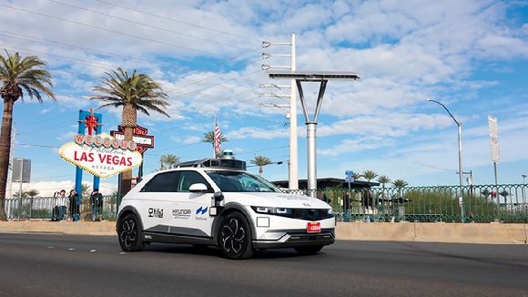 현대차그룹 자율주행 합작사 '모셔널'의 로보택시가 미국 라스베이거스 시내를 주행하는 모습. [사진=현대자동차그룹]