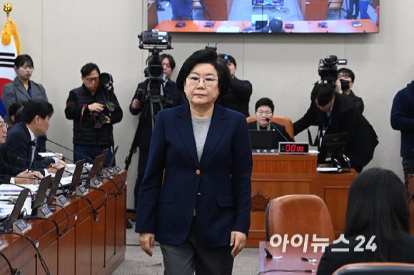 이혜훈 기획예산처 장관 후보자가 23일 오전 서울 여의도 국회 재정경제기획위원회에서 열린 인사청문회에서 임이자 위원장에게 선서문을 전달한 뒤 자리로 이동하고 있다.