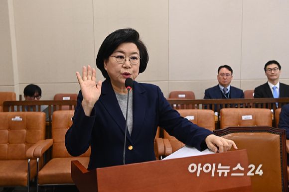 이혜훈 기획예산처 장관 후보자가 23일 오전 서울 여의도 국회 재정경제기획위원회에서 열린 인사청문회에서 선서하고 있다.