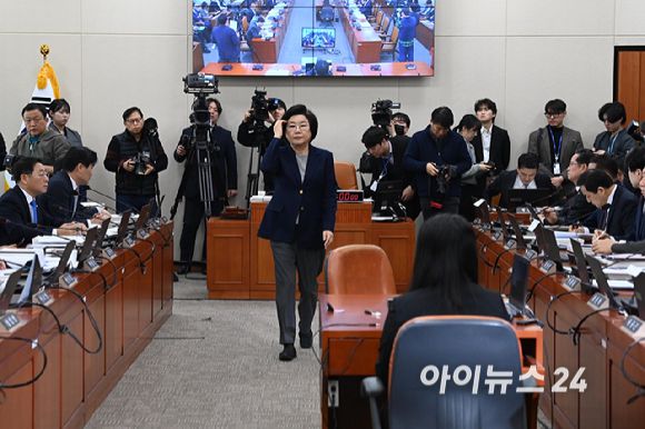 이혜훈 기획예산처 장관 후보자가 23일 오전 서울 여의도 국회 재정경제기획위원회에서 열린 인사청문회에서 임이자 위원장에게 선서문을 전달한 뒤 자리로 이동하고 있다. [사진=곽영래 기자]