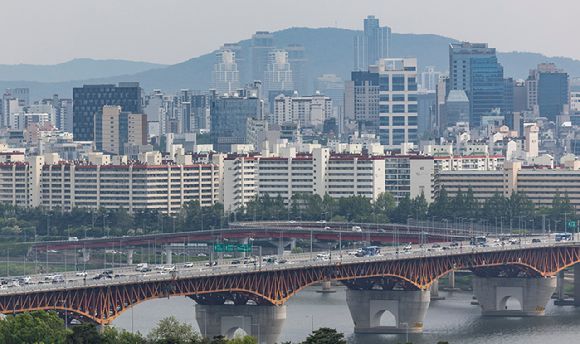 서울 응봉산에서 바라온 강남구 압구정동, 청담동 일대 아파트 단지의 모습. 2025.5.13. [사진=연합뉴스]