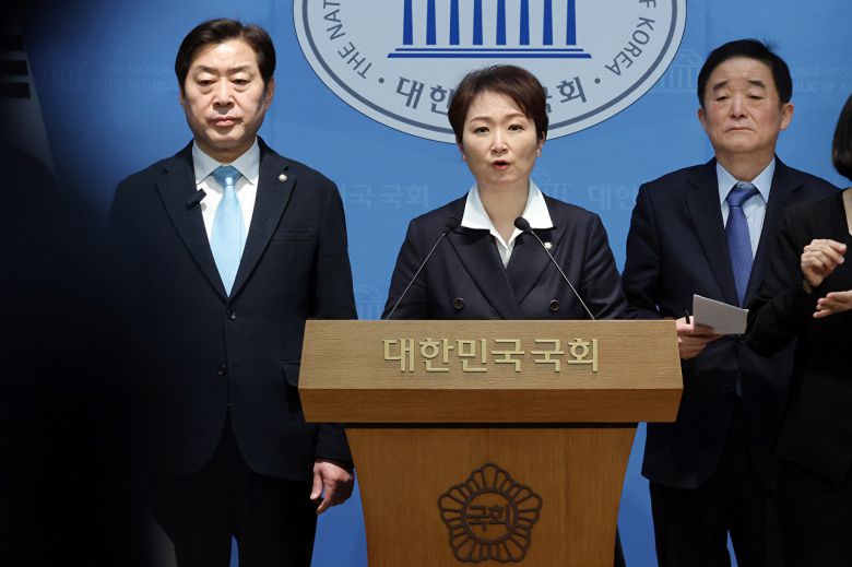 친명계로 분류되는 더불어민주당 이언주·황명선·강득구 최고위원이 23일 국회 소통관에서 정청래 대표의 조국혁신당 합당 제안과 관련해 입장을 밝히고 있다. 2026.1.23 [사진=연합뉴스]