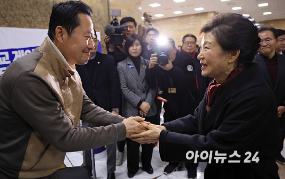 박근혜 전 대통령이 22일 쌍특검(통일교·민주당 공천 뇌물 특검)을 요구하며 8일째 단식을 이어가는 국민의힘 장동혁 대표의 단식 현장을 방문해 대화를 나누고 있다. [사진=곽영래 기자]