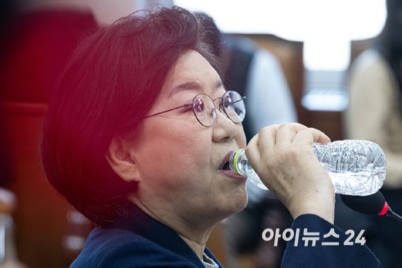 이혜훈 기획예산처 장관 후보자가 23일 서울 여의도 국회에서 열린 제431회국회(임시회) 재정경제기획위원회 인사청문회에 출석해 물을 마시고 있다. [사진=곽영래 기자]