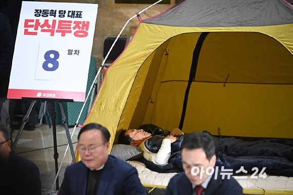 통일교·공천헌금 '쌍특검' 입법을 요구하며 단식 투쟁에 나선 지 8일 차를 맞은 국민의힘 장동혁 대표가 22일 국회 로텐더홀 텐트 안에 누워있다. [사진=곽영래 기자]