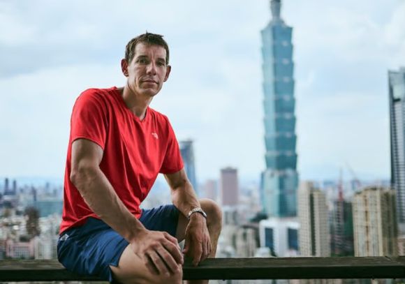 암벽 등반가 알렉스 호놀드와 타이베이 101 빌딩. [사진=넷플릭스]