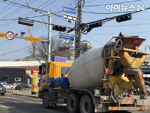 경기 용인시 처인구 원삼면 SK하이닉스 용인 반도체 클러스터 인근 도로에서 공사 차량들이 오가고 있다. 2026.01.23 [사진=권서아 기자]