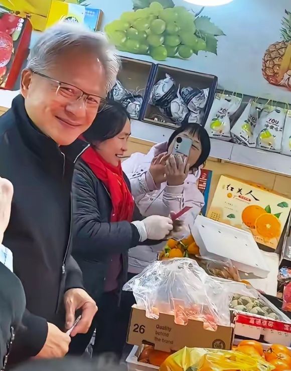 젠슨 황 엔비디아 최고경영자(CEO)가 지난 24일 중국 상하이의 한 전통시장을 방문했다. [사진=웨이보 화면 캡처]