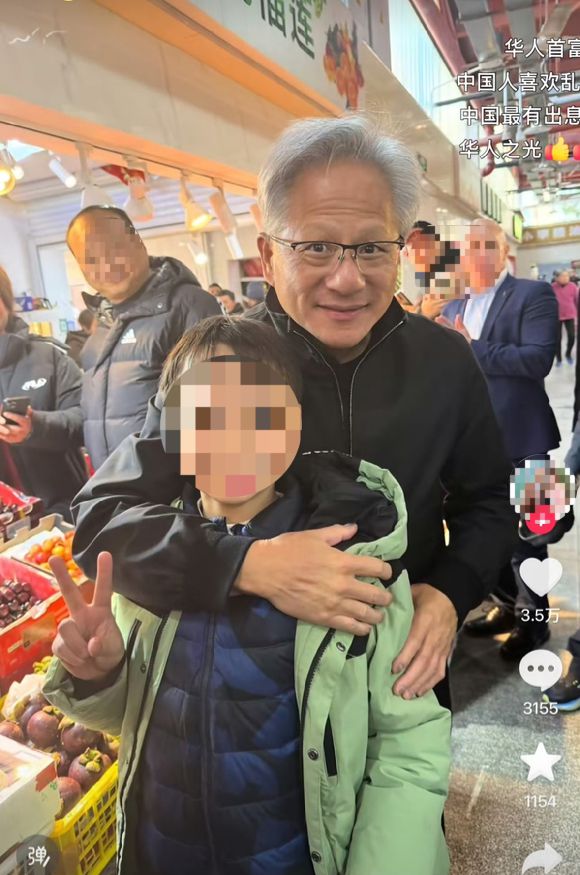 젠슨 황 엔비디아 최고경영자(CEO)가 지난 24일 중국 상하이의 한 전통시장을 방문했다. [사진=웨이보 화면 갈무리]