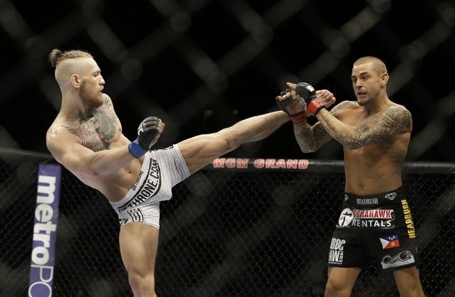 UFC 간판스타 중 한 명인 코너 맥그리거(왼쪽)가 24일(한국시간) 열린 'UFC 257'에서 더스틴 포이리에(미국)를 상대로 2라운드 TKO 패배를 당했다.  [사진=뉴시스]