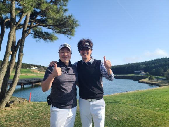 '스타골프빅리그3'에 출연 중인 신승환이 정준호와 사진 촬영을 했다. [사진= tvN D]