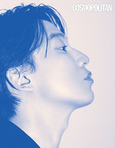 배우 김남길이 화보 촬영에서 포즈를 취하고 있다. [사진=코스모폴리탄]