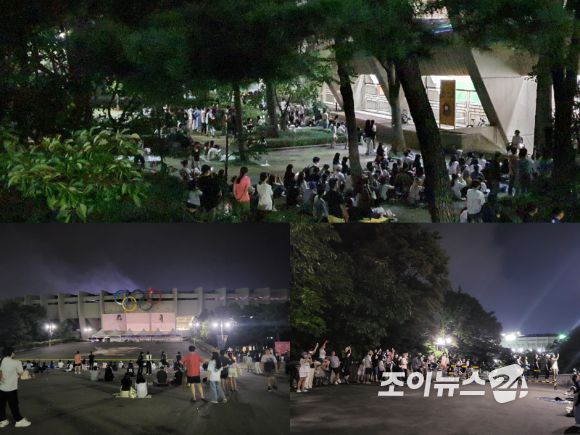 18일 서울 잠실종합운동장 올림픽주경기장에서 열린 아이유 단독 콘서트 'The Golden Hour : 오렌지 태양 아래'에서 입장하지 못한 관객들이 공연장 바깥에서 노래를 감상하고 있다. [사진=이미영 기자]