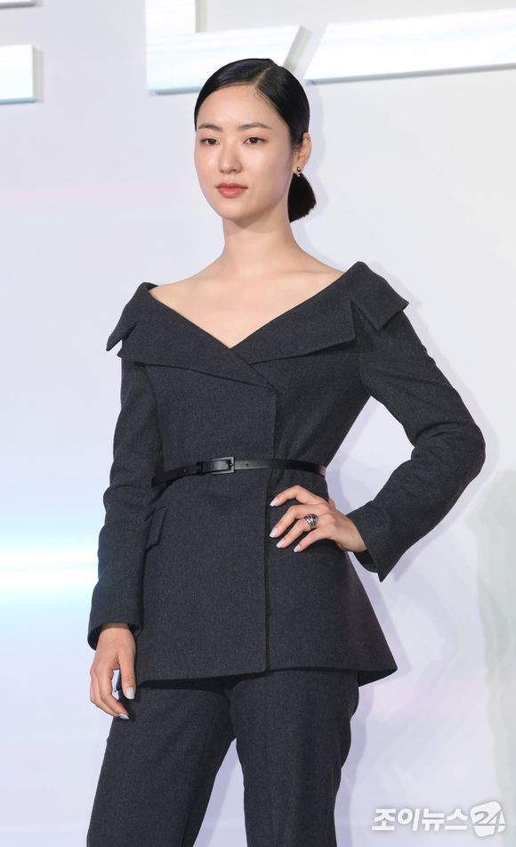 배우 전여빈이 27일 오전 서울 CGV 용산아이파크몰에서 열린 넷플릭스 시리즈 '글리치' 제작발표회에 참석해 포토타임을 갖고 있다.  [사진=정소희 기자]