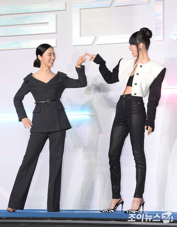 배우 전여빈과 나나가 27일 오전 서울 CGV 용산아이파크몰에서 열린 넷플릭스 시리즈 '글리치' 제작발표회에 참석해 포토타임을 갖고 있다. [사진=정소희 기자]