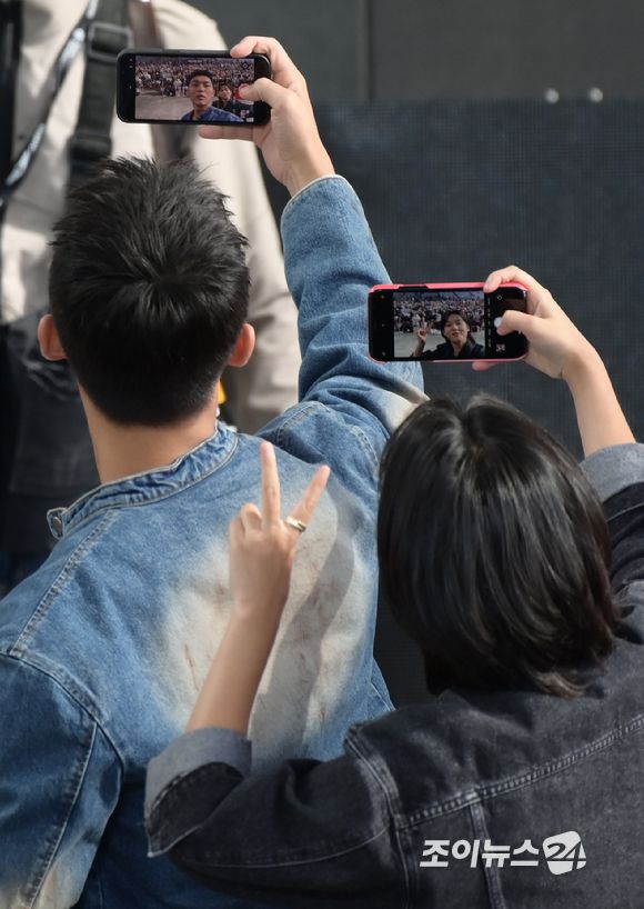 배우 최현욱과 이연이 7일 오후 부산 해운대구 영화의전당 야외무대에서 열린 제27회 부산국제영화제(BIFF) '약한영웅' 오픈토크 행사에 참석하고 있다. [사진=정소희 기자]