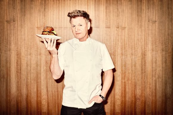고든 램지가 햄버거를 들고 포즈를 취하는 모습 [사진=롯데쇼핑]
