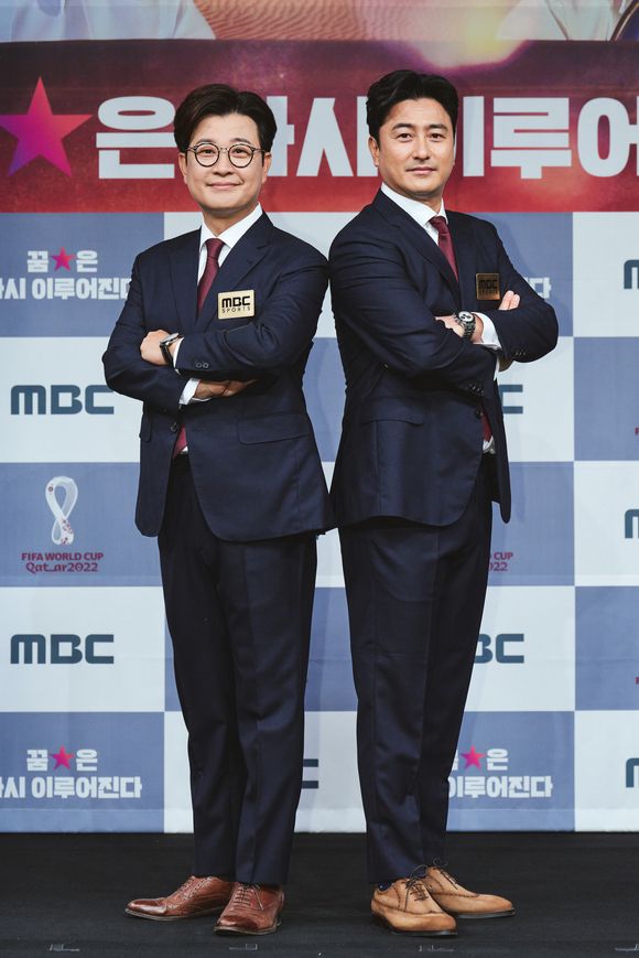 11일 오전 열린 '2022 카타르월드컵 MBC' 제작발표회에서 안정환, 김성주가 참석해 포토타임을 갖고 있다. [사진=MBC 공식 유튜브 채널 캡처 ]
