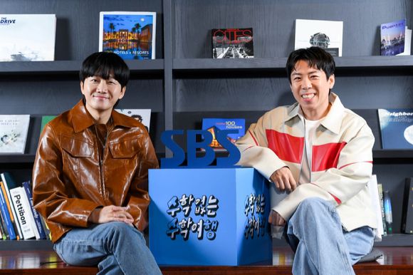 방송인 이용진 양세찬이 9일 서울 마포구 합정동 모처에서 열린 SBS 새 예능 '수학 없는 수학여행' 제작발표회에서 포즈를 취하고 있다. [사진=SBS]