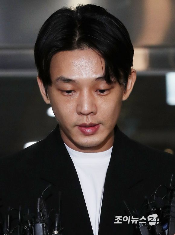 마약류 상습 투약 혐의를 받는 배우 유아인(본명 엄홍식)이 27일 서울 마포구 서울경찰청 마약범죄수사대에서 경찰 조사를 마치고 경찰청을 나서고 있다. [사진=김성진 기자]