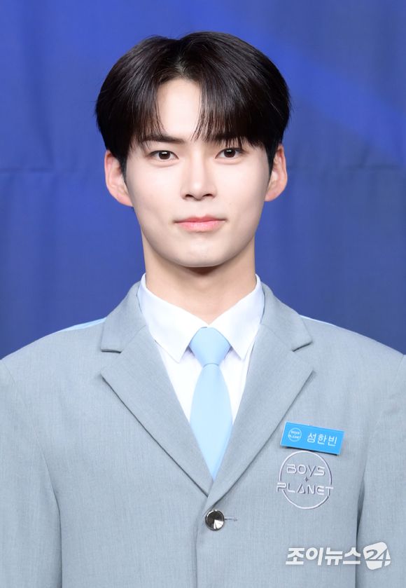 29일 오후 서울 마포구 상암동 CJ사옥에서 열린 MNET '보이즈 플래닛' 28인 생존자 신고식에 연습생 성한빈이 포토타임을 갖고 있다. [사진=정소희 기자]