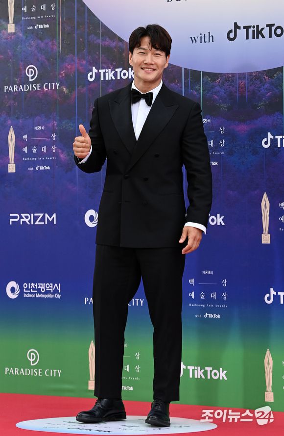 배우 김종국이 28일 오후 인천 파라다이스시티에서 열린 제59회 백상예술대상 레드카펫에서 포즈를 취하고 있다. [사진=김성진 기자]
