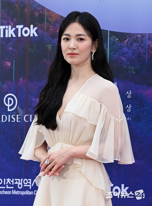 배우 송혜교가 28일 오후 인천 파라다이스시티에서 열린 제59회 백상예술대상 레드카펫에서 포즈를 취하고 있다. [사진=김성진 기자]