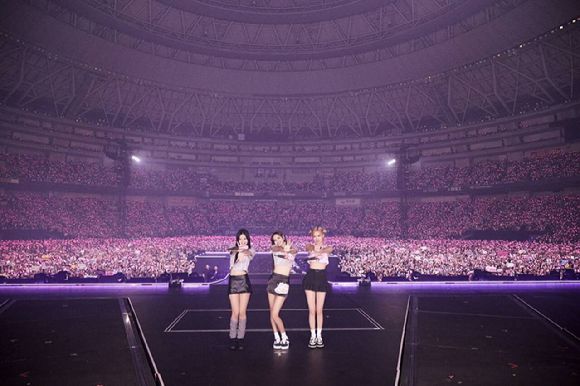 블랙핑크가 일본 교세라 돔 오사카에서 'BLACKPINK WORLD TOUR [BORN PINK] JAPAN'을 개최, 무대를 선보이고 있다. [사진=YG엔터테인먼트]