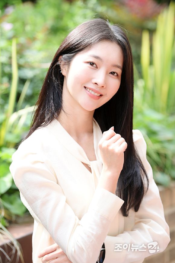 JTBC 수목드라마 '나쁜엄마'에서 '오하영' 역으로 활약한 배우 홍비라가 8일 서울 마포구 상수동에서 진행된 조이뉴스24와의 인터뷰에 앞서 포즈를 취하고 있다. [사진=정소희 기자]