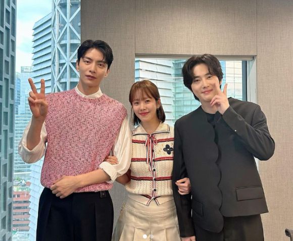 이민기, 한지민, 엑소 수호(김준면)가 '힙하게'로 돌아온다. [사진=한지민 인스타그램]