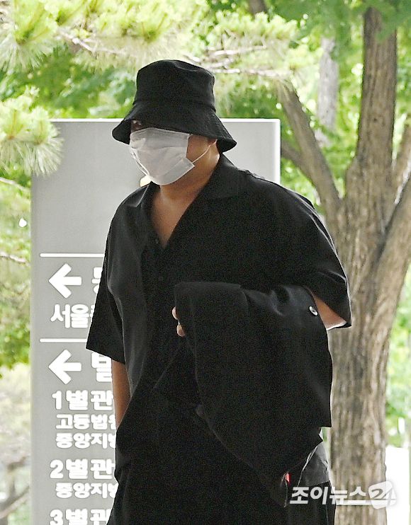 필로폰 투약‘ 혐의를 받고 있는 작곡가 겸 방송인 돈스파이크(김민수)가 15일 오전 서울 서초구 서울고등법원에서 열린 항소심 선고 공판에 출석하고 있다. [사진=곽영래 기자]