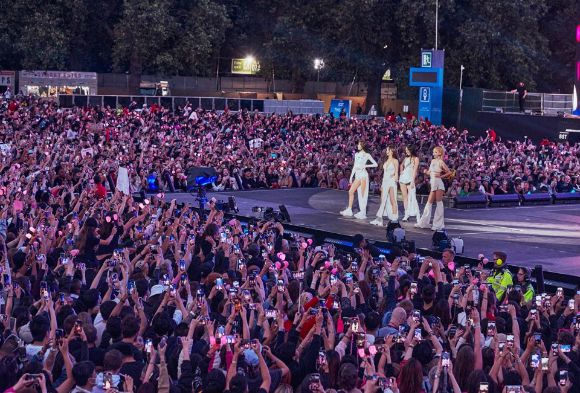 블랙핑크가 영국 런던에서 열린 '하이드 파크 브리티시 서머 타임 페스티벌에 참석해 무대를 선보이고 있다. [사진=YG엔터테인먼트]