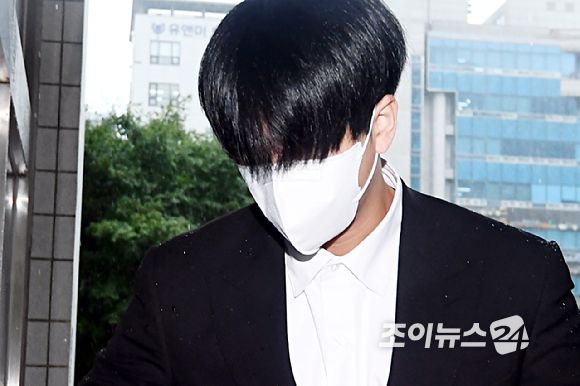 병역 비리 혐의로 재판에 넘겨진 래퍼 라비(본명 김원식)가 10일 오후 서울남부지방법원에서 열린 병역법 위반 등 혐의 1심 선고 기일에 출석하고 있다. [사진=정소희 기자]