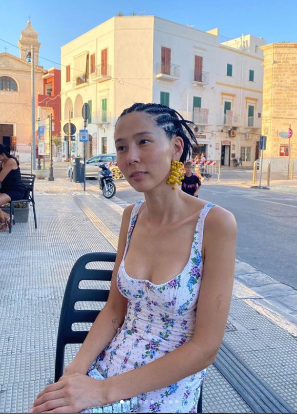 김나영이 레게 머리를 하고 사진촬영을 하고 있다. [사진=김나영 인스타그램]