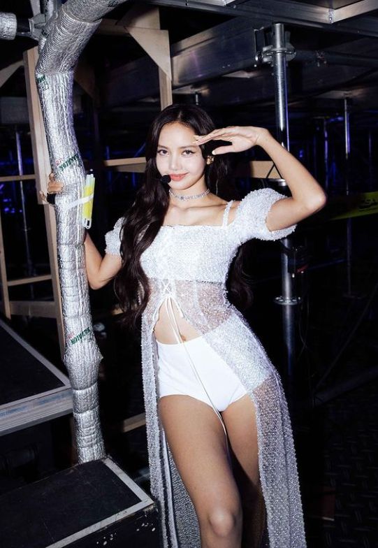 블랙핑크 리사가 서울 고척동 고척 스카이돔에서 열린 'BLACKPINK WORLD TOUR [BORN PINK] FINALE IN SEOUL' 무대 아래에서 촬영한 사진을 공개했다. [사진=리사 인스타그램 ]