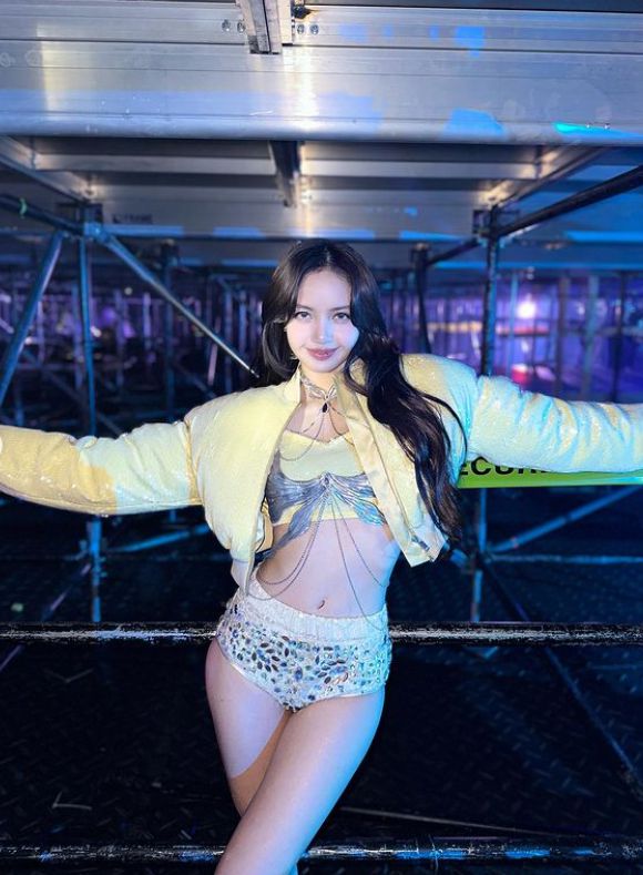 블랙핑크 리사가 서울 고척동 고척 스카이돔에서 열린 'BLACKPINK WORLD TOUR [BORN PINK] FINALE IN SEOUL' 무대 아래에서 촬영한 사진을 공개했다. [사진=리사 인스타그램 ]