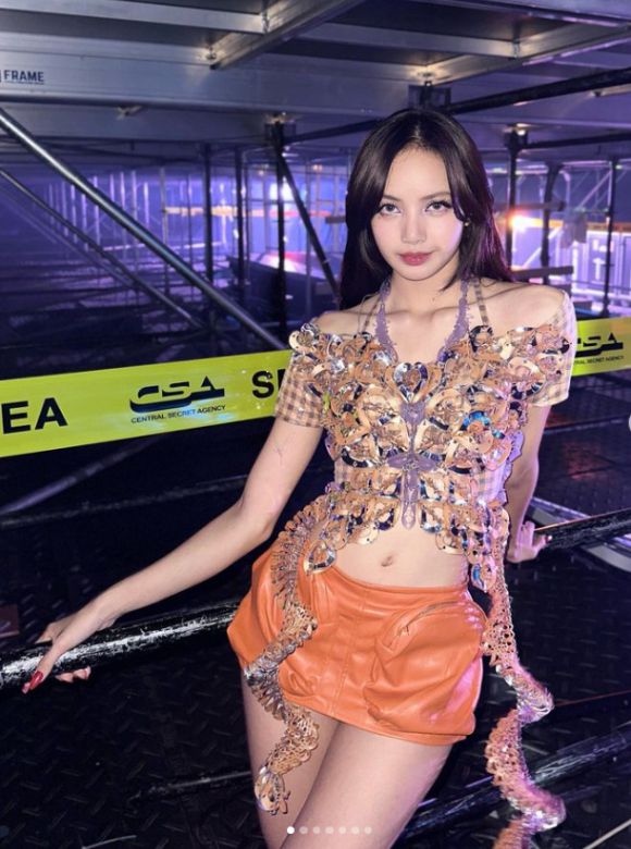 블랙핑크 리사가 서울 고척동 고척 스카이돔에서 열린 'BLACKPINK WORLD TOUR [BORN PINK] FINALE IN SEOUL' 무대 아래에서 촬영한 사진을 공개했다. [사진=리사 인스타그램 ]