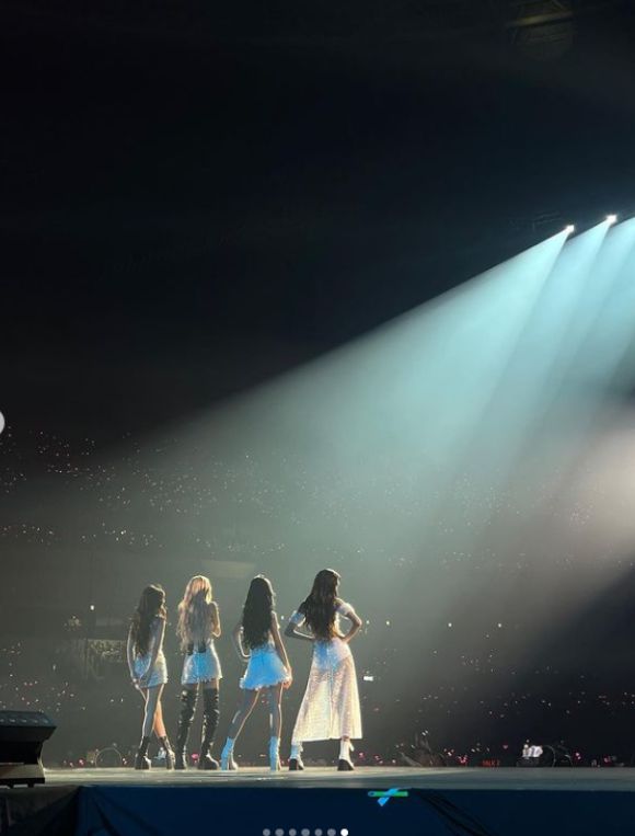 블랙핑크가 서울 고척동 고척 스카이돔에서 'BLACKPINK WORLD TOUR [BORN PINK] FINALE IN SEOUL' 무대에서 노래하고 있다. [사진=리사 인스타그램 ]