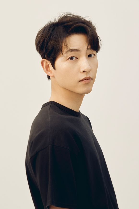 배우 송중기가 영화 '화란'(감독 김창훈) 인터뷰에 앞서 포즈를 취하고 있다. [사진=하이지음스튜디오]