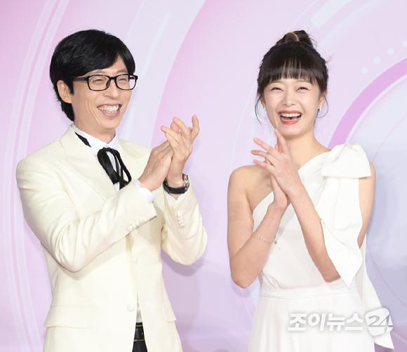 '런닝맨' 유재석과 전소민이 17일 오후 서울 마포구 SBS 프리즘타워에서 열린 '2022 SBS 연예대상' 시상식에 참석해 포즈를 취하고 있다. [사진=정소희 기자]