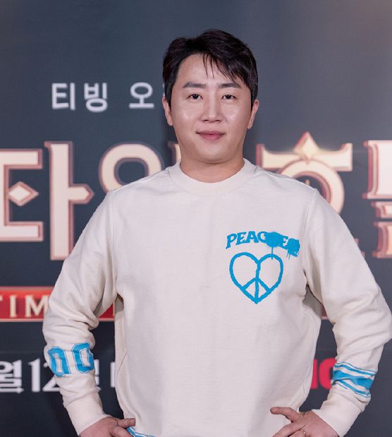 전 프로게이머 홍진호가 12일 온라인으로 진행된 티빙 오리지널 '더 타임 호텔' 제작발표회에 참석해 포즈를 취하고 있다. [사진=티빙]