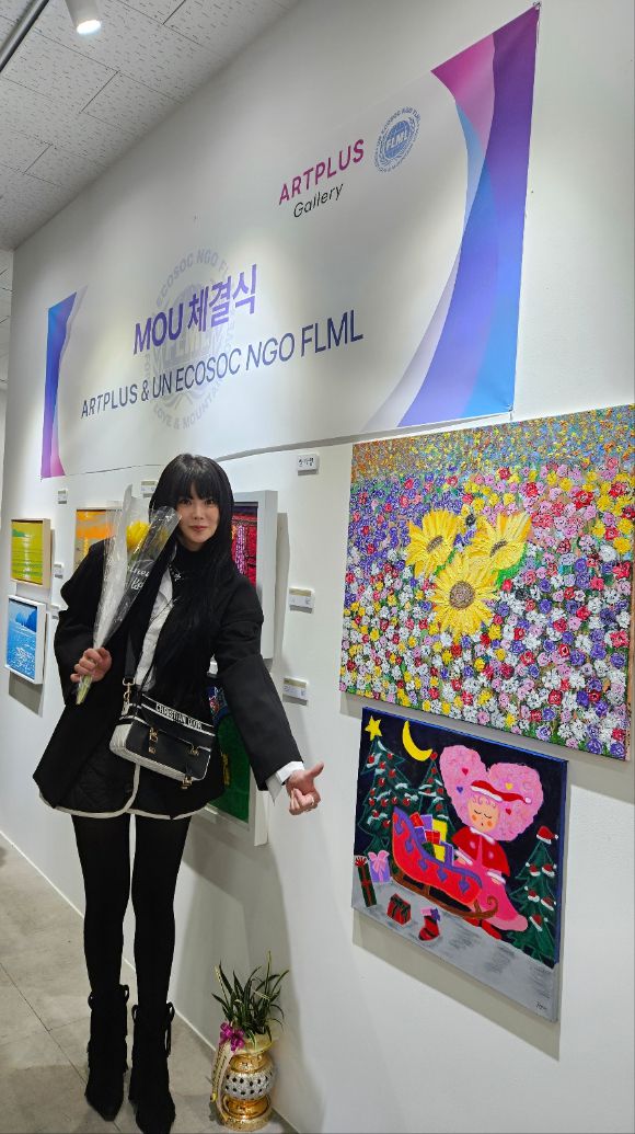 배우 최성희가 조관우 신작 '꽃밭에서' 앞에서 사진촬영을 하고 있다. [사진=아트플러스갤러리, 윤스토리엔터테인먼트]