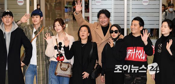 [조이뉴스24 조성우 기자] 아카데미 시상식에서 4관왕의 기록을 세운 영화 '기생충'의 배우들이 12일 오전 인천국제공항 제2여객터미널을 토해 귀국하며 포즈를 취하고 있다. (왼쪽부터)배우 이선균, 최우식, 박소담, 제작사 바른손이앤에이 곽신애 대표, 배우 송강호, 조여정, 박명훈, 장혜진. [사진=조이뉴스24 포토DB]