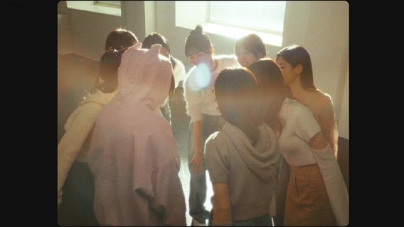트와이스 '원 스파크' 뮤직비디오 섬네일 [사진=JYP엔터테인먼트]