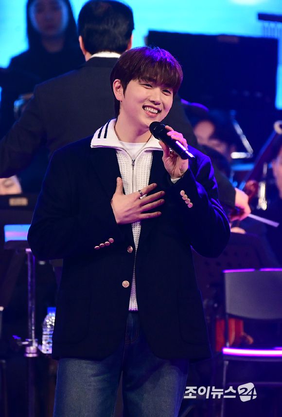 가수 산들이 23일 오후 서울 노원구 광운대학교 동해문화예술관에서 열린 '뮤지컬·OST 콘서트-봄이 오는 소리'에서 무대를 선보이고 있다. [사진=정소희 기자]